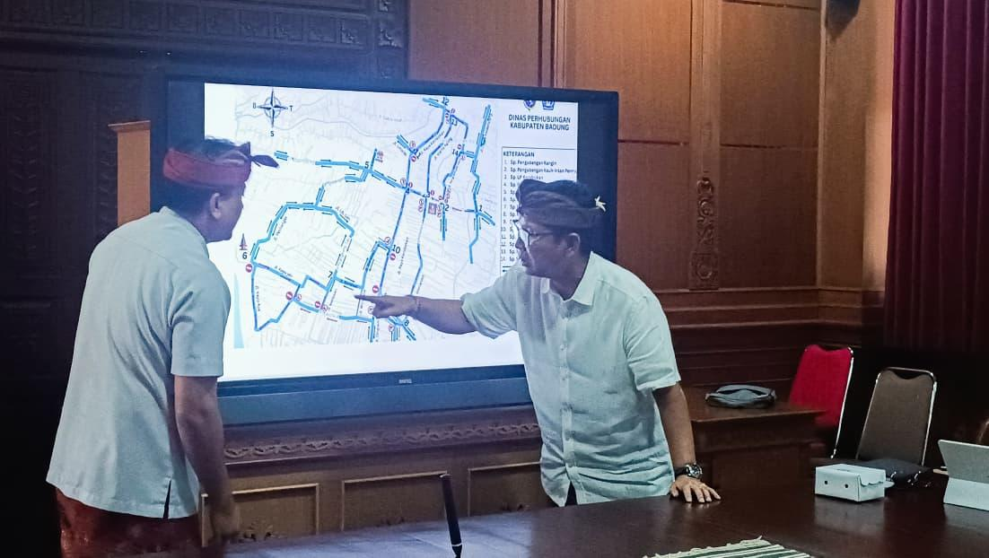 Bupati Wayan Adi Arnawa didampingi Sekda Surya Suamba, Kadishub Badung, AA Ngurah Rai Yuda Darma Kanit Lantas Polres Badung dan Polresta Denpasar saat rapat terkait Rekayasa Lalu Lintas di Kerobokan Kelod, Kamis (8/1) di Puspem Badung.