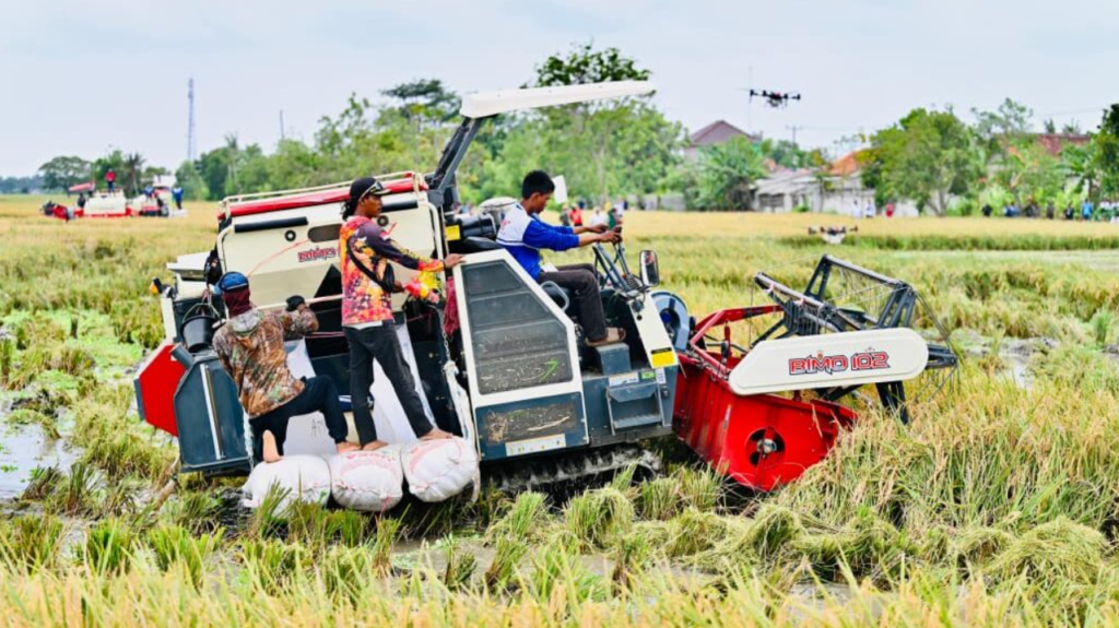 Presiden Prabowo Subianto melakukan peninjauan berbagai inovasi hilirisasi dan teknologi pertanian modern dalam rangkaian kegiatan Panen Raya di Desa Kertamukti, Kabupaten Karawang, Provinsi Jawa Barat, pada Rabu, 7 Januari 2026.