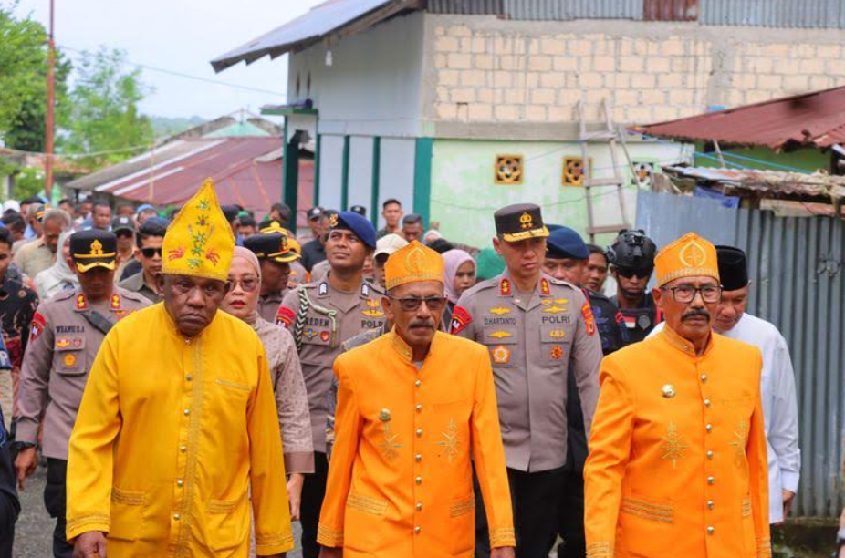 Acara Penyelesaian Secara Adat Kasus Pembunuhan di Kecamatan Dullah Utara, Kota Tual di hadiri Kapolda Maluku dan Wali Kota Tual.