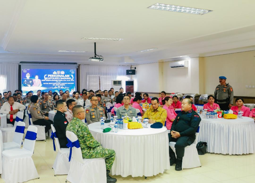 Sekda Surya Suamba menghadiri sekaligus memberikan sambutan pada acara perkenalan Kapolres Badung yang baru, AKBP Joseph Edward Purba, di Aula Polres Badung, Jumat (9/1).