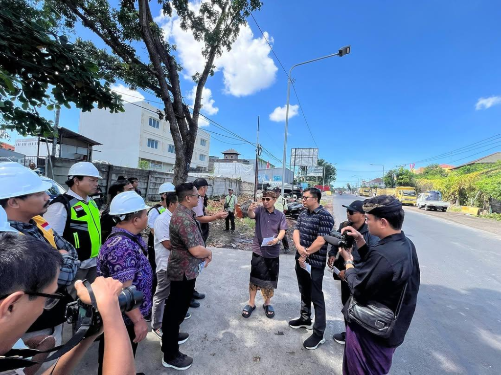 Bupati Wayan Adi Arnawa saat meninjau ruas jalan di wilayah Kabupaten Badung.