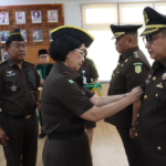 Kepala Kejaksaan Tinggi (Kajati) Bali, Dr. Chatarina Muliana, S.H., S.E., M.H., menyematkan tanda jabatan kepada R. Indra Senjaya, S.H., M.H. sebagai Kepala Kejaksaan Negeri Klungkung dalam upacara pelantikan dan serah terima jabatan di Aula Sasana Dharma Adhyaksa, Kantor Kejati Bali, Jumat (9/1/2026).
