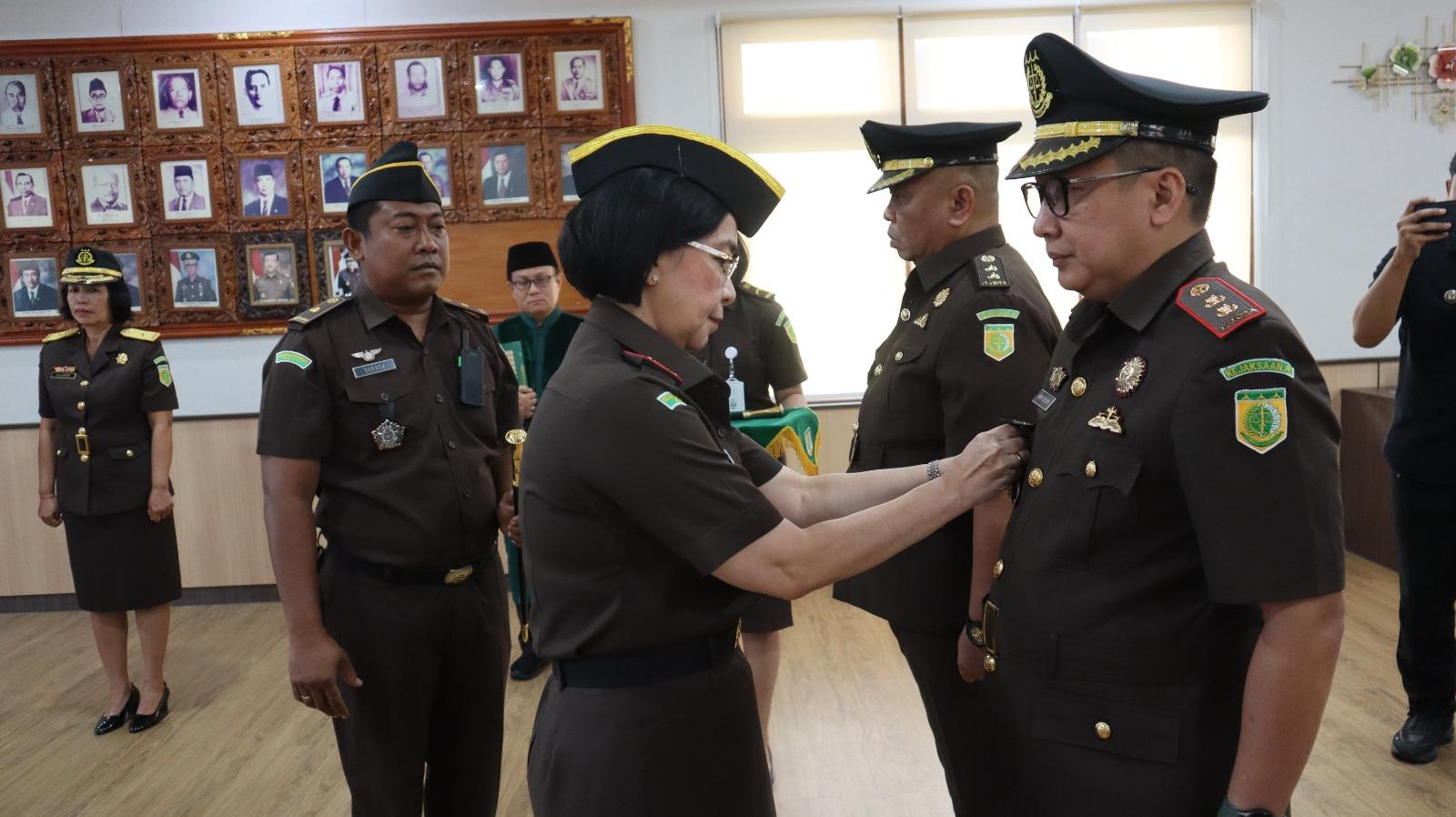Kepala Kejaksaan Tinggi (Kajati) Bali, Dr. Chatarina Muliana, S.H., S.E., M.H., menyematkan tanda jabatan kepada R. Indra Senjaya, S.H., M.H. sebagai Kepala Kejaksaan Negeri Klungkung dalam upacara pelantikan dan serah terima jabatan di Aula Sasana Dharma Adhyaksa, Kantor Kejati Bali, Jumat (9/1/2026).