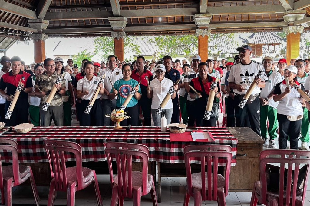 Ketua TP. PKK Badung, Nyonya Rasniathi Adi Arnawa, melaksanakan Gerakan Kulkul PKK di Banjar Delod Pempatan, Kelurahan Lukluk, Kecamatan Mengwi, Minggu (11/1).