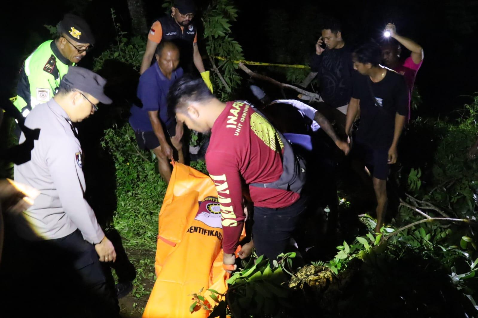 Petugas kepolisian bersama warga mengevakuasi seorang warga yang ditemukan meninggal dunia di area kebun di wilayah Kelurahan Cempaga, Bangli, Sabtu (10/1/2026) malam.