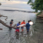 Polisi bersama Warga setempat mengevakuasi jenazah korban ke rumah duka.