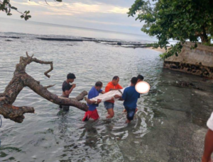 Polisi bersama Warga setempat mengevakuasi jenazah korban ke rumah duka.