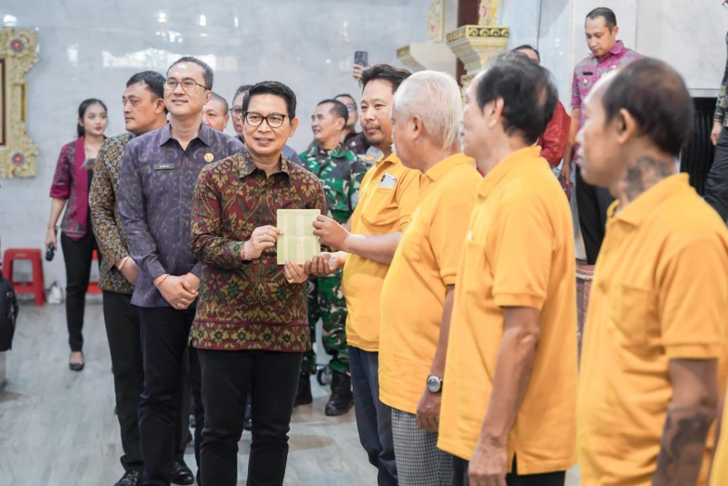 Bupati Badung Adi Arnawa saat menyerahkan Bantuan Sosial menjelang Hari Raya Keagamaan selama Tahun 2025. Hal ini turut menekan angka inflasi daerah Kabupaten Badung.