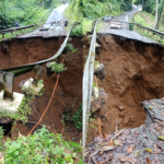Kondisi jalan penghubung Banjar Juuk Bali–Penatahan, Desa Susut, Bangli, amblas akibat longsor setelah diguyur hujan deras.
