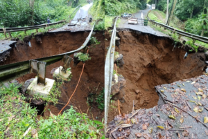 Kondisi jalan penghubung Banjar Juuk Bali–Penatahan, Desa Susut, Bangli, amblas akibat longsor setelah diguyur hujan deras.