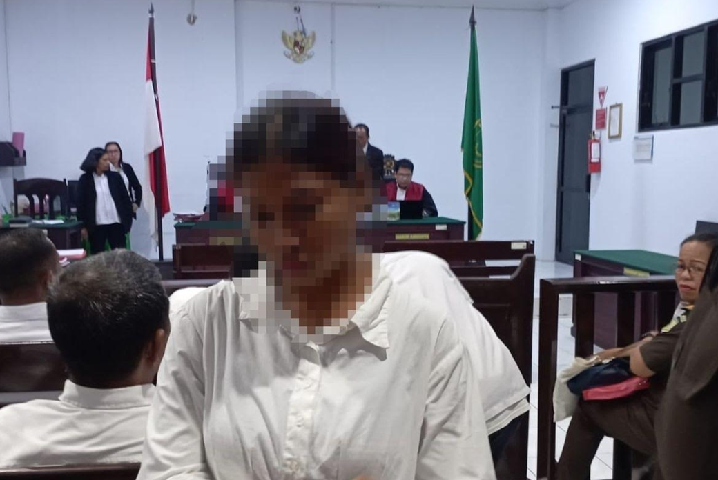 Terdakwa berinisial WB berusia 21 tahun ini menjalani sidang perdana di ruang sidang Pengadilan Negeri (PN) Ambon.