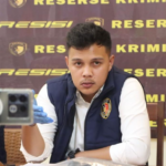 Kasat Reskrim Polres Kepulauan Tanimbar, IPTU Briyantri Maulana saat menyampaikan keterangan pers kepada wartawan.