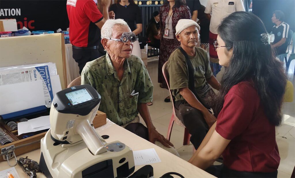 Seorang warga lanjut usia menjalani pemeriksaan mata dalam kegiatan layanan kesehatan mata gratis di Bale Banjar Lebih Duur Kaja, Desa Lebih, Gianyar, Selasa (6/1/2025).