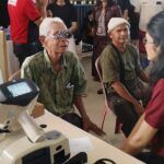 Seorang warga lanjut usia menjalani pemeriksaan mata dalam kegiatan layanan kesehatan mata gratis di Bale Banjar Lebih Duur Kaja, Desa Lebih, Gianyar, Selasa (6/1/2025).