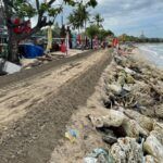 Salah satu titik penataan pasir di Pantai Kuta mulai dilakukan DPUPR, Selasa (13/1).