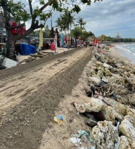 Salah satu titik penataan pasir di Pantai Kuta mulai dilakukan DPUPR, Selasa (13/1).