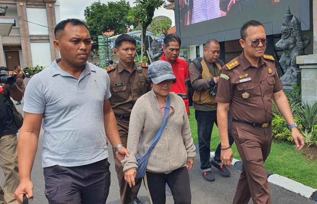 Tim gabungan Kejaksaan Agung RI bersama Tim Tangkap Buron (Tabur) Kejaksaan Tinggi Bali berhasil mengamankan seorang buronan kasus korupsi berinisial MIN di Kabupaten Bangli, Bali, Selasa (13/1/2026). (Foto: Istimewa)