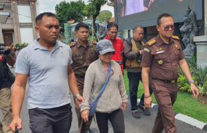 Tim gabungan Kejaksaan Agung RI bersama Tim Tangkap Buron (Tabur) Kejaksaan Tinggi Bali berhasil mengamankan seorang buronan kasus korupsi berinisial MIN di Kabupaten Bangli, Bali, Selasa (13/1/2026). (Foto: Istimewa)
