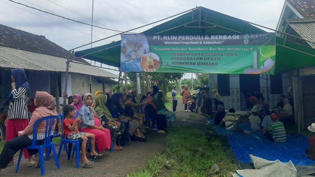 Suasana kegiatan bakti sosial PT KLIN dalam rangka nenyambut Bulan Ramadhan 1447 H, di Banjar Kelapa Balian Desa Pengambengan Kecamatan Negara, Jembrana Bali.