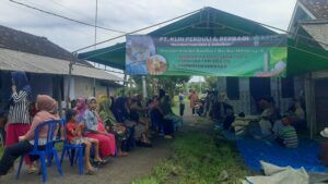 Suasana kegiatan bakti sosial PT KLIN dalam rangka nenyambut Bulan Ramadhan 1447 H, di Banjar Kelapa Balian Desa Pengambengan Kecamatan Negara, Jembrana Bali.
