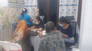 Tenaga medis memberikan pelayanan kesehatan kepada warga pada kegiatan Bakti Sosial PT KLIN pemeriksaan dan pengobatan gratis di Sekretariat Forum Komunikasi Masyarakat Desa Pengambengan dan PT Klin, di Banjar Kelapa Balian, Desa Pengambengan, Negara, Jembrana Bali, Sabtu (14/2)