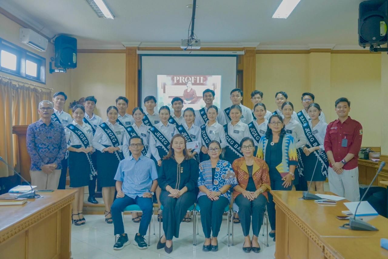 Ketua GOW Badung, Yunita Oktariani Alit Sucipta menjadi narasumber dalam kegiatan Pra Karantina Pemilihan Duta Pariwisata (Jegeg Bagus) di Ruang Sapta Pesona Dinas Pariwisata Kabupaten Badung, Sabtu (21/2).