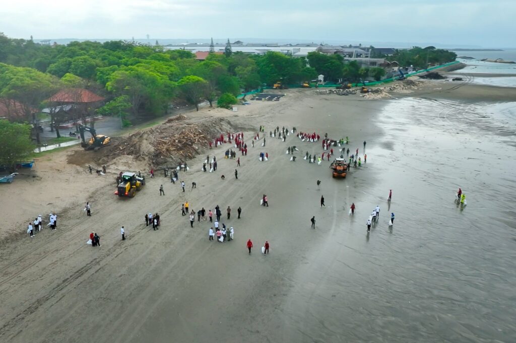 Bupati Wayan Adi Arnawa dan Ketua DPRD Badung I Gst. Anom Gumanti saat apel peringatan HPSN dan Korve Bersih Sampah, di Shelter Kebencanaan Baruna, Pantai Kuta, Minggu (22/2).