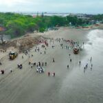 Bupati Wayan Adi Arnawa dan Ketua DPRD Badung I Gst. Anom Gumanti saat apel peringatan HPSN dan Korve Bersih Sampah, di Shelter Kebencanaan Baruna, Pantai Kuta, Minggu (22/2).