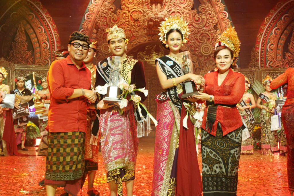 Kadek Refan Resepiyan Arthadi dan Wayan Inggi Pratiwi berhasil meraih kemenangan sebagai Winner (Juara I) dan dinobatkan sebagai Teruna Teruni Denpasar Tahun 2026.