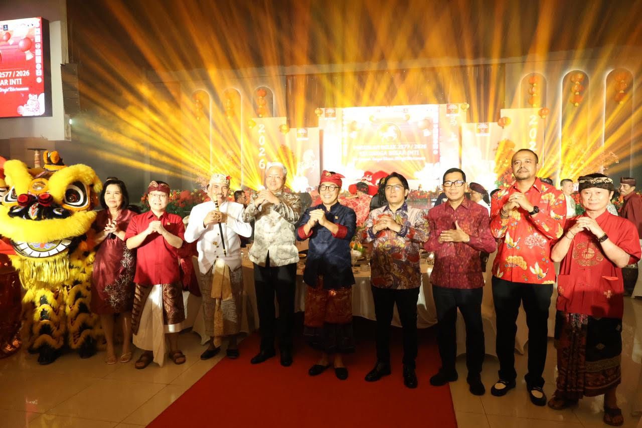 Sekretaris Daerah Kota Denpasar, IGN Eddy Mulya didampingi Ketua DWP Kota Denpasar, Ny. Swandewi Eddy Mulya saat menghadiri Perayaan Imlek 2577 Tahun 2026 di Hongkong Garden Restaurant