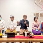 Wakil Wali Kota Denpasar, I Kadek Agus Arya Wibawa bersama Kadis Kominfos Kota Denpasar, I Gde Wirakusuma Wahyudi saat melaksanakan Jumpa Pers terkait dengan pelaksanaan DTIK Festival.