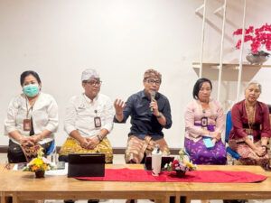 Wakil Wali Kota Denpasar, I Kadek Agus Arya Wibawa bersama Kadis Kominfos Kota Denpasar, I Gde Wirakusuma Wahyudi saat melaksanakan Jumpa Pers terkait dengan pelaksanaan DTIK Festival.
