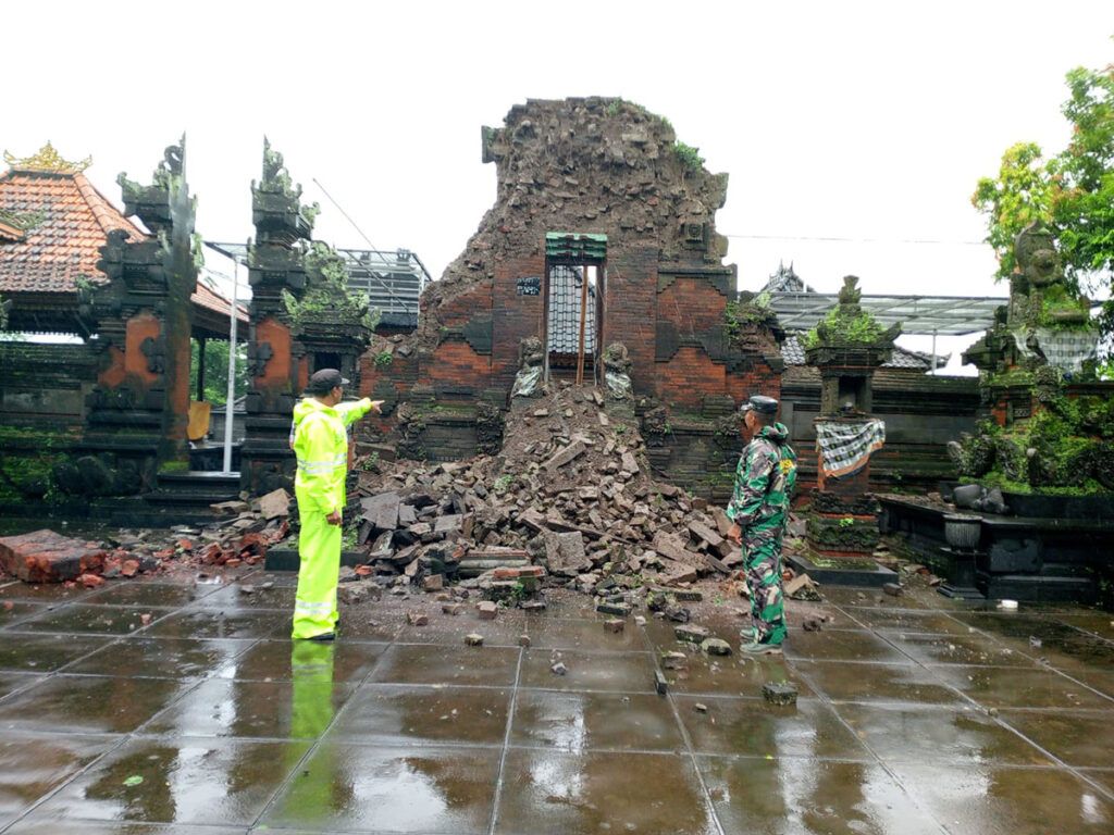 Candi Bentar Pura Kayangan Dalem Kauh Gianyar Roboh Diterjang Hujan Deras