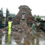 Candi Bentar Pura Kayangan Dalem Kauh Gianyar Roboh Diterjang Hujan Deras