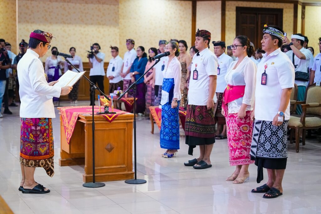Bupati Wayan Adi Arnawa saat melantik dan mengambil sumpah jabatan 234 pejabat di lingkungan Pemkab Badung, Rabu (11/2),