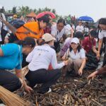 Ketua TP. PKK Badung Nyonya Rasniathi Adi Arnawa memimpin kegiatan "Badung Peduli Bersih Sampah Sempadan Pantai" di sekitar Pura Gede Luhur Batu Ngaus, Desa Cemagi, Minggu (22/2).