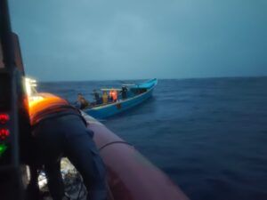 Tim SAR gabungan berhasil menyelamatkan 7 orang penumpang longboat di perairan antara Pulau Tayandu dan Pulau Kur, Maluku Tenggara.