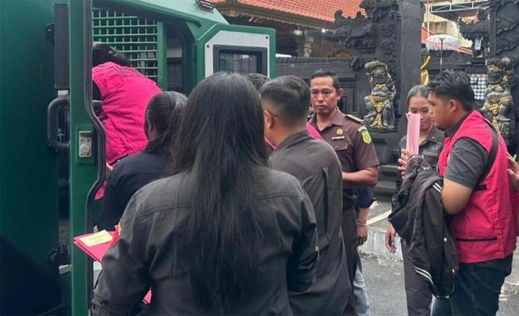 Sejumlah tersangka kasus dugaan korupsi penyaluran KUR dan KUPRA di BRI Unit Sidakarya digiring petugas menuju mobil tahanan usai penetapan tersangka oleh Kejaksaan Tinggi Bali, Selasa (24/2/2026).