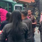 Sejumlah tersangka kasus dugaan korupsi penyaluran KUR dan KUPRA di BRI Unit Sidakarya digiring petugas menuju mobil tahanan usai penetapan tersangka oleh Kejaksaan Tinggi Bali, Selasa (24/2/2026).