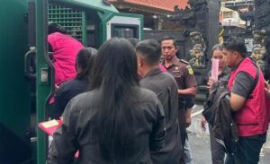 Sejumlah tersangka kasus dugaan korupsi penyaluran KUR dan KUPRA di BRI Unit Sidakarya digiring petugas menuju mobil tahanan usai penetapan tersangka oleh Kejaksaan Tinggi Bali, Selasa (24/2/2026).