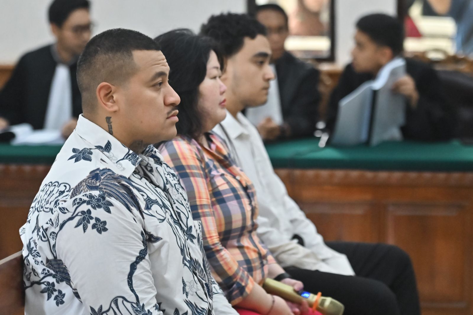 Terdakwa Paea-I-Middlemore Tupou (kiri) dan Coskun Mevlut (ketiga kiri) menjalani sidang tuntutan
