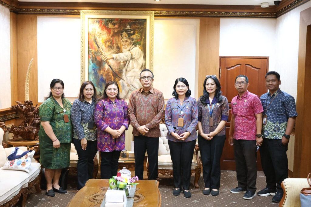 Wali Kota Denpasar, IGN. Jaya Negara saat menerima Kepala BPJS Kesehatan Cabang Denpasar, Nyoman Wiwiek Yuliadewi, Selasa (10/2) di Kantor Walikota Denpasar.