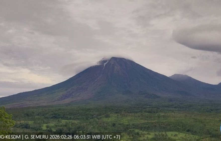 Aktivitas banjir lahar hujan di Gunung Semeru, Kabupaten Lumajang, Jawa Timur, tercatat berlangsung hampir empat jam akibat hujan deras yang mengguyur kawasan gunung tersebut, Kamis (26/2/2026) dini hari.