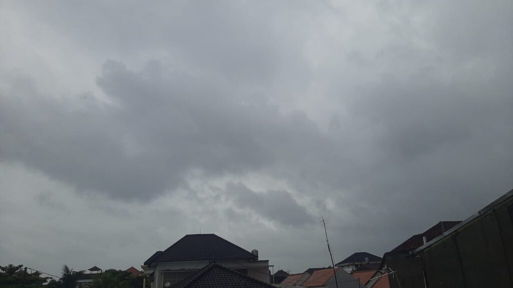 Ilustrasi - Hujan menyelimuti wilayah Bali, menandakan potensi hujan yang mengguyur sejumlah kawasan, Selasa (24/2/2026).