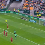 Ketegangan di kotak penalti! Real Betis dan Valencia saling adu fokus dalam laga sengit Liga Spanyol yang berakhir dengan kemenangan tuan rumah.