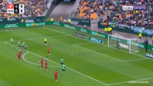 Ketegangan di kotak penalti! Real Betis dan Valencia saling adu fokus dalam laga sengit Liga Spanyol yang berakhir dengan kemenangan tuan rumah.