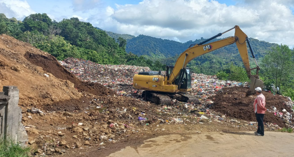 Kegiatan pengurugan sampah di TPA Sente. (Foto: Istimewa)