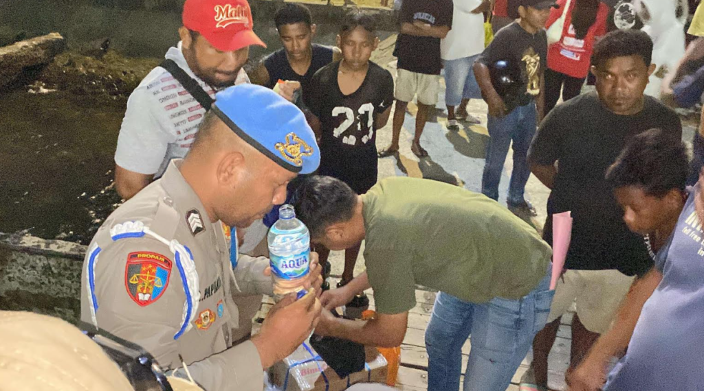 Tim Operasi Pekat Polda Maluku melakukan penyitaan minuman tradisional jenis Sopi di pelabuhan Gudang Arang Ambon.