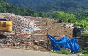 Akses masuk TPA telah dipalang bambu oleh warga.