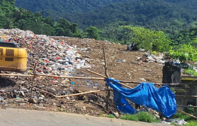 Akses masuk TPA telah dipalang bambu oleh warga.